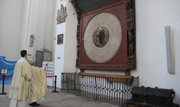 Metropolita gdański dokonał poświęcenia znajdującego się w bazylice Mariackiej XV-wiecznego, zrekonstruowanego zegara astronomicznego 