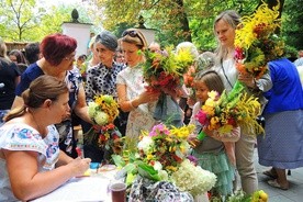 Urszula Babińska przyjmowała bukiety ziół zgłoszone do konkursu