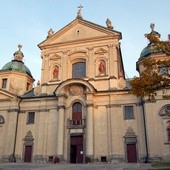 Fronton barokowej świątyni, która w 1974 r., wobec zbliżającego się Roku Świętego, została ogłoszona bazyliką mniejszą