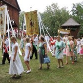 Procesja odpustowa wokół kościoła w Lutkówce