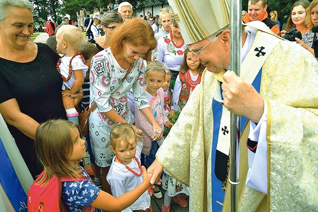 Wśród pielgrzymów było wiele rodzin z dziećmi, które metropolita błogosławił przez prawie 40 minut.