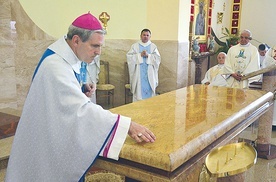 ▲	Kościół oraz ołtarz konsekrował biskup sandomierski. 