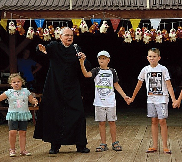 Biskup wspólnie z dziećmi bawił się i tańczył.