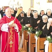 Biskup Roman Marcinkowski przewodniczył Mszy św. w intencji pasjonistek obchodzących 60., 50. i 25. rocznicę ślubów.