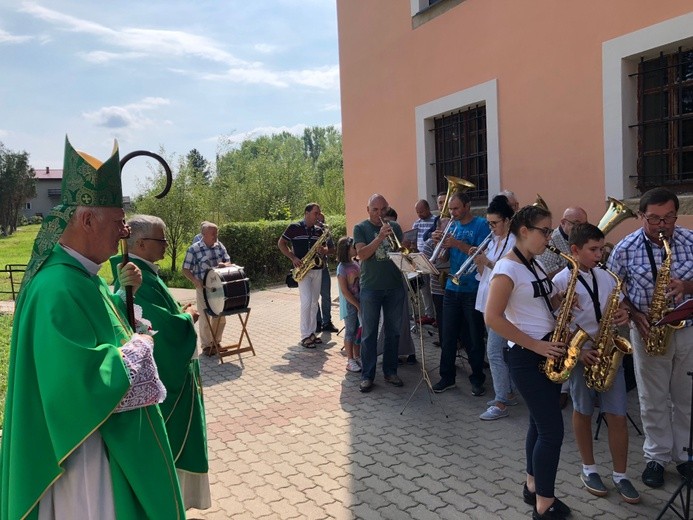 Biskup Ignacy Dec przed głuszyckim kościołem.