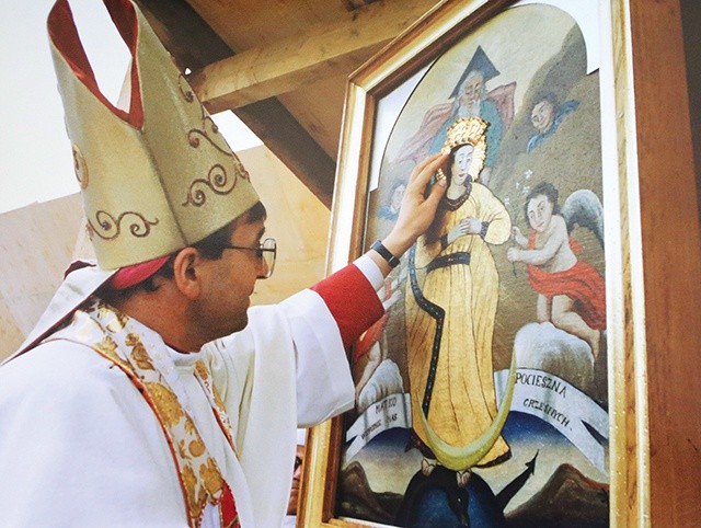 Biskup Życiński koronuje MB Pasierbiecką.