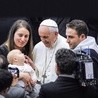 Każda rodzina jest sanktuarium życia, bo rodzice, przekazując życie dzieciom, stają się współpracownikami Pana Boga – naucza Ojciec Święty Franciszek.