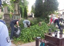 Osadzeni porządkowali nagrobki na łęczyckim cmentarzu