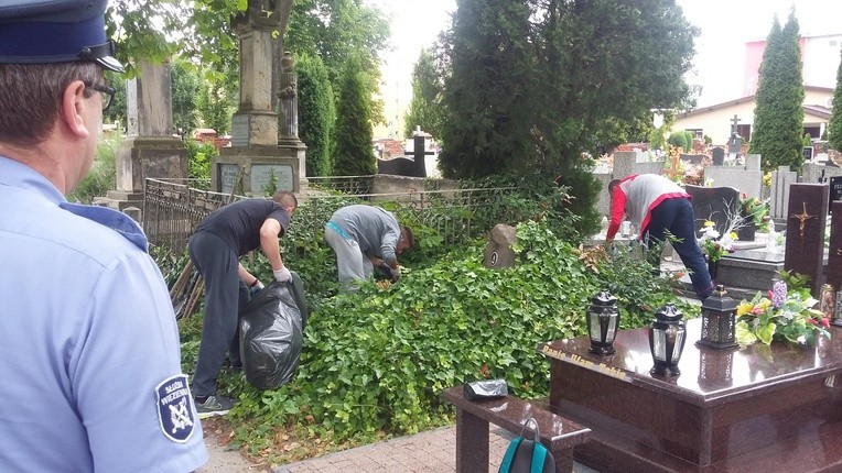 Osadzeni porządkowali nagrobki na łęczyckim cmentarzu
