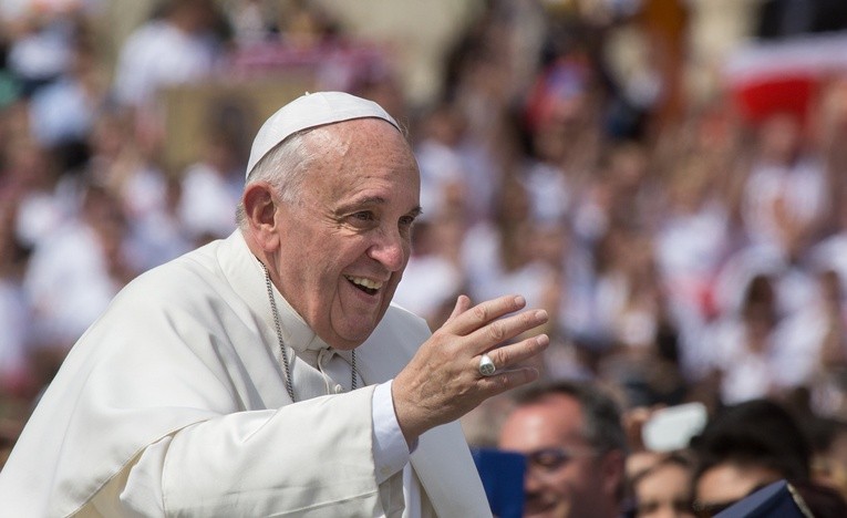 Papież Franciszek błogosławi czytelnikom, dziennikarzom - czcicielom Matki Bożej Pocieszenia 