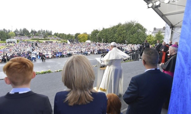 Papież odczas spotkania z wiernymi w irlandzkiej Jasnej Górze, Knock