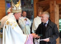 Bp Andrzej Jeż wręcza Grzegorzowi Brożkowi medal "Dei Regno Servire"