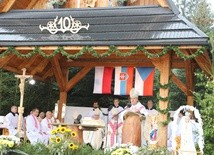 Msza św. przy polowym ołtarzu na Trójstyku