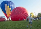 Baloniarstwo to sport familijny. Przy rozstawianiu latającego statku uczestniczą wszyscy członkowie rodziny.