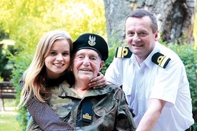 Pan Eugeniusz podkreśla, że zarówno Justyna, jak i odwiedzający go żołnierze OT stali się jego rodziną.