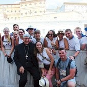 Młodzież z archidiecezji katowickiej z bp. Vincenzem Pisanello na placu św. Piotra w Rzymie.