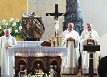 Msza św. w kościele  pw. Świętych Apostołów Piotra i Pawła.