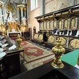Mnisi pięć razy dziennie spotykają się na modlitwie. Stalle z 1731 r. są dziełem klasztornego snycerza, br. Benedykta.