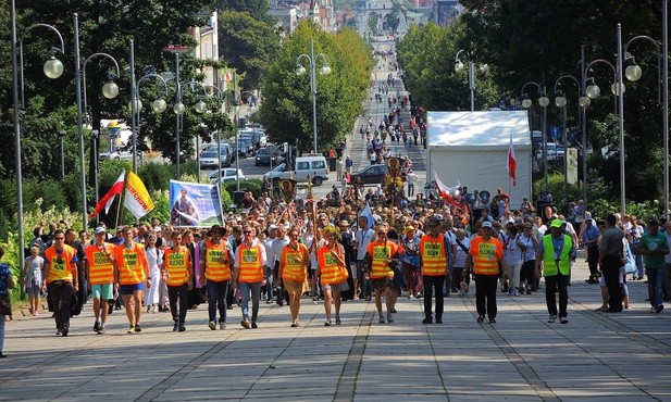 407. Piesza Pielgrzymka Żywiecka wchodzi na wały jasnogórskie