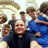 Selfie ministrantów na pielgrzymce do katedry