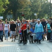 Od wczesnego rana pielgrzymi są w drodze do Wąwolnicy