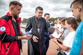 Bp Wojciech Osial gratulował młodzieży, która szkoli się w Wodnym Ochotniczym Pogotowiu Ratunkowym