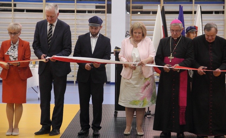 W związku z oddaniem do użytku nowej, pełnowymiarowej sali sportowej, która powstała przy wejherowskiej placówce, zaproszeni goście, m.in. Jarosław Gowin, symbolicznie przecięli wstęgę