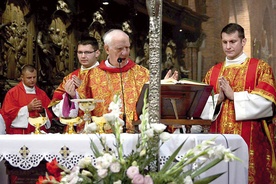 ▲	Biskup w czasie Mszy św. w archikatedrze wrocławskiej.