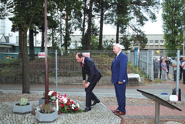 Kwiaty składają Andrzej Kaczmarek i Henryk Szostak.