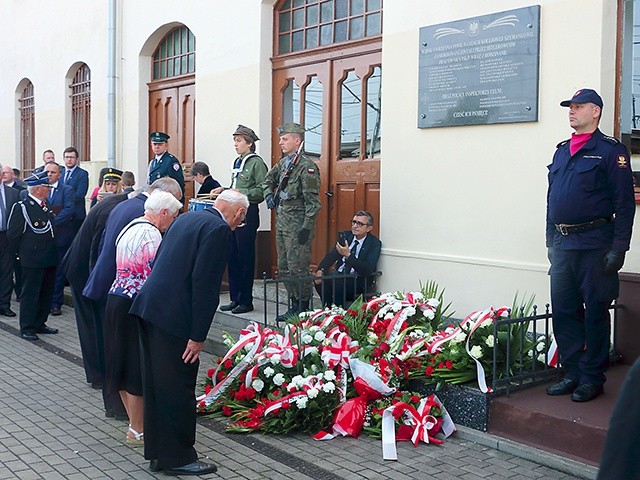 ▲	Kwiaty pod tablicą upamiętniającą poległych celników i kolejarzy złożyli przedstawiciele władz Polski oraz rodziny pomordowanych.