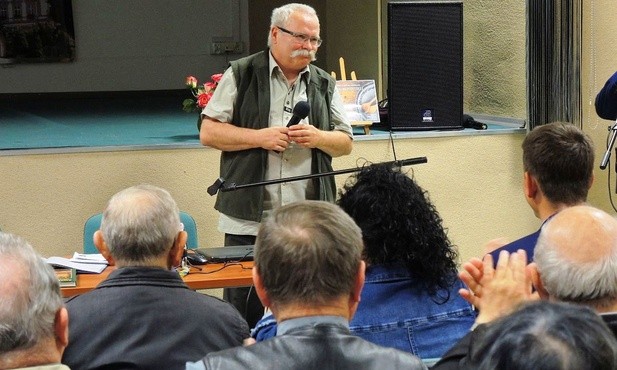 Myśliwy Wojciech Warnicki podczas prelekcji w Książnicy Beskidzkiej