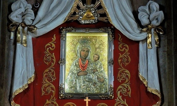 Wizerunek Pani Zbójeckiej w głównym ołtarzu kościoła