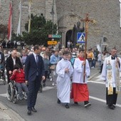 Uczestnicy forum w drodze do Kaplicy Łaski