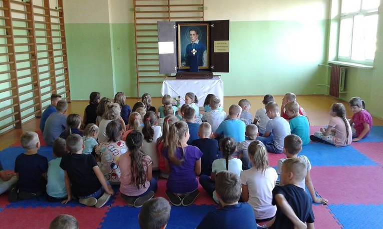 Modlitwa dzieci przy relikwiach w Szkole Podstawowej nr 3