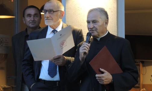 Prof. Jan Duda i ks. prałat Józef Caputa podczas otwarcia mistrzostw na zabłockich kortach