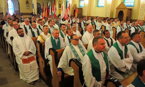 Księża – uczestnicy tenisowych mistrzostw w zabłockim kościele
