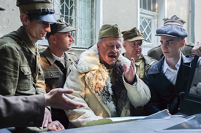 Kadr z obrazu filmowego „Żołnierze z Westerplatte w Koszalinie”.