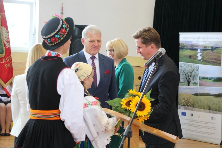 Wiceminister Rafał Romanowski (po prawej) i Stanisław Kosmowski, dyrektor szkoły w Zduńskiej Dąbrowie