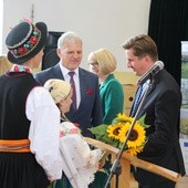 Wiceminister Rafał Romanowski (po prawej) i Stanisław Kosmowski, dyrektor szkoły w Zduńskiej Dąbrowie