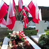 ▲	Każdego roku w rocznicę wybuchu II wojny światowej władze miasta i kombatanci składają kwiaty na mogile kapitana.