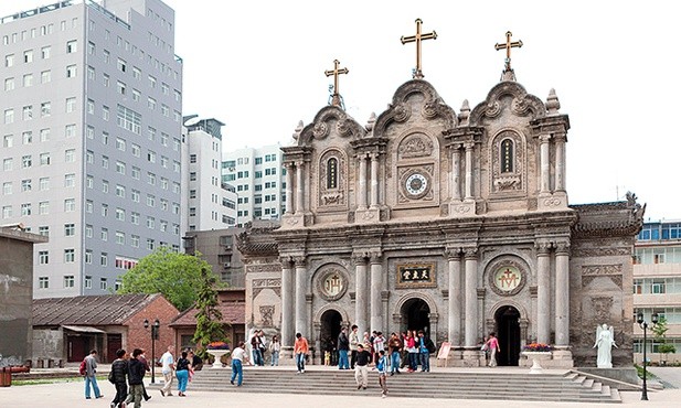 Katedra w Xian. Kościół katolicki w Chinach nadal jest prześladowany. W wielu prowincjach istnieje zakaz katechizacji dzieci, a nawet zabierania ich na Mszę. Zakazana jest też sprzedaż Biblii. 