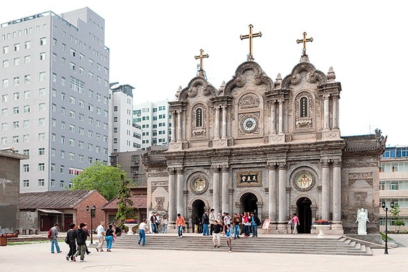 Katedra w Xian. Kościół katolicki w Chinach nadal jest prześladowany. W wielu prowincjach istnieje zakaz katechizacji dzieci, a nawet zabierania ich na Mszę. Zakazana jest też sprzedaż Biblii. 