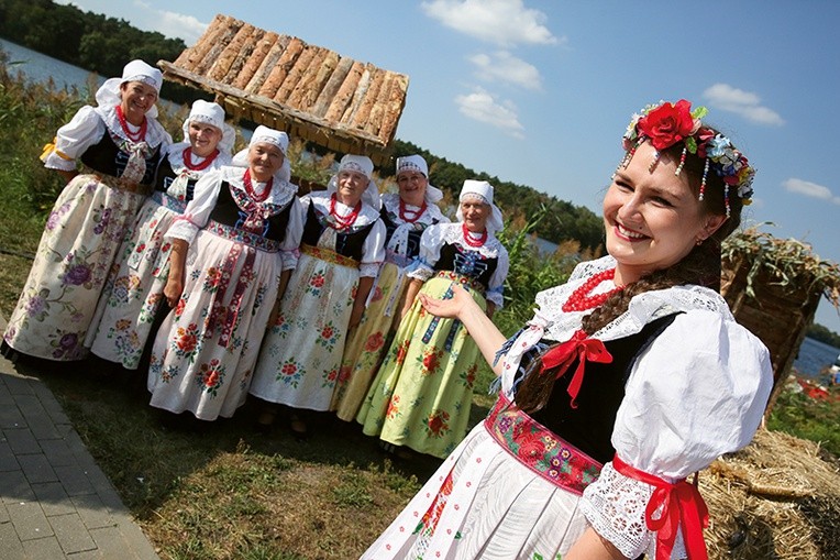 Zespół z Katowic-Podlesia działa 35 lat. Wśród dojrzałych pań – również przyszłe pokolenie kochające folklor.