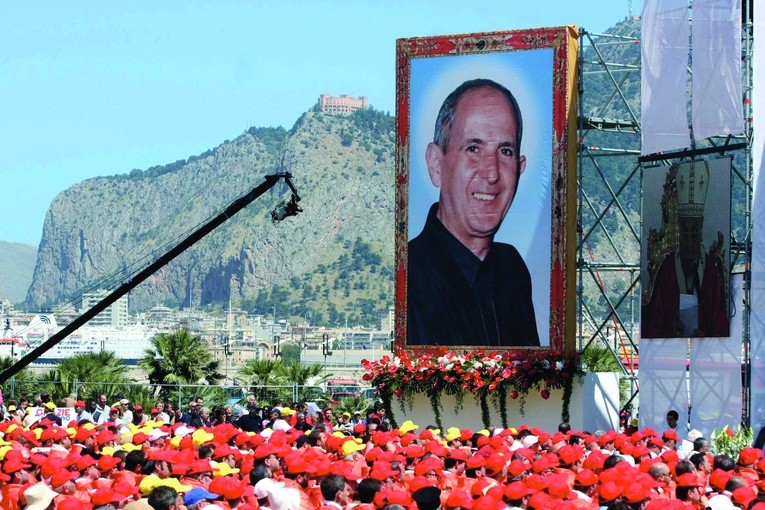 Beatyfikacja walczącego z mafią i przez nią zastrzelonego w 1993 r. ks. Giuseppe Puglisiego odbyła się w Palermo 25 maja 2013 r.