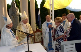 Bogusława i Stanisław Tępińscy, fundatorzy kaplicy, ofiarowali obecnym na liturgii abp. Wacławowi Depo i bp. Henrykowi Tomasikowi okolicznościowe ryngrafy