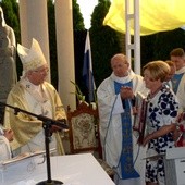 Bogusława i Stanisław Tępińscy, fundatorzy kaplicy, ofiarowali obecnym na liturgii abp. Wacławowi Depo i bp. Henrykowi Tomasikowi okolicznościowe ryngrafy