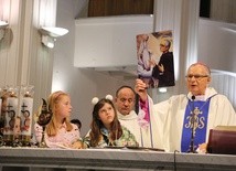 Bp Antoni Długosz głosił homilię w otoczeniu dzieci