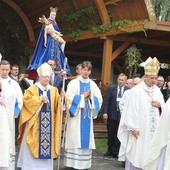 Abp Jędraszewski: Maryja uczy nas nieść krzyż