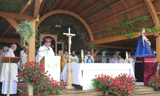 Abp Jędraszewski: Maryja uczy nas nieść krzyż
