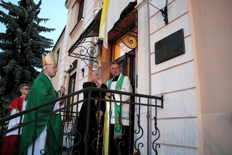 Bp Alojzy Orszulik święci tablicę na budynku starej plebanii